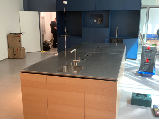 Objekteinrichtung Showkche Vollkernarbeitsplatte, eingefrstes Waschbecken rckseitig verklebt, Mllkipper aus Aluminium, Arbeitsplatte aus Edelstahl mit Kabelausschnitten