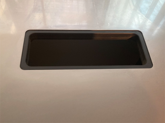 Objekteinrichtung Showkche Vollkernarbeitsplatte, eingefrstes Waschbecken rckseitig verklebt, Mllkipper aus Aluminium, Arbeitsplatte aus Edelstahl mit Kabelausschnitten