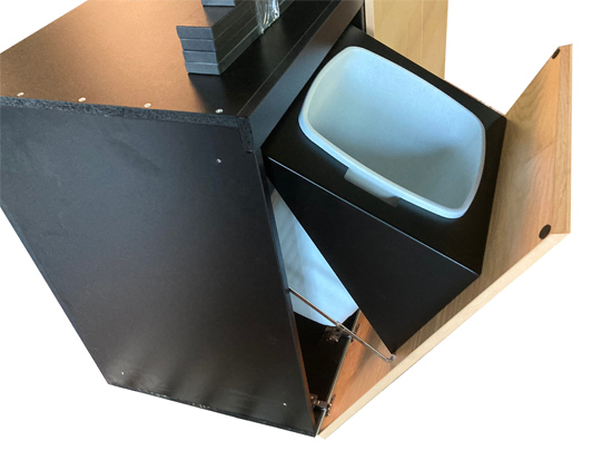 Objekteinrichtung Showkche Vollkernarbeitsplatte, eingefrstes Waschbecken rckseitig verklebt, Mllkipper aus Aluminium, Arbeitsplatte aus Edelstahl mit Kabelausschnitten