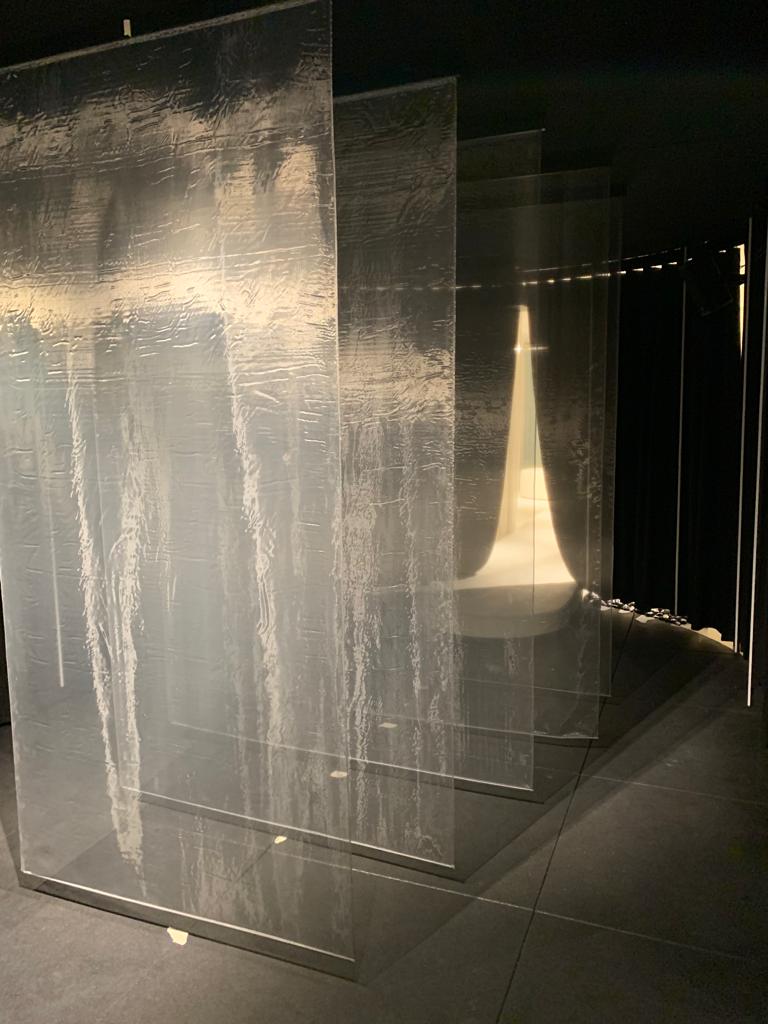 Showroom Böden. Wände, Decken mit Stoff bespannt. In verschieden Themenbereiche unterteilt. Altes Bürogebäude entkernt, Böden aus Gummi, Teppich, Echtholz