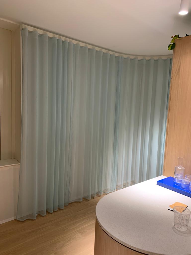 Showroom Böden. Wände, Decken mit Stoff bespannt. In verschieden Themenbereiche unterteilt. Altes Bürogebäude entkernt, Böden aus Gummi, Teppich, Echtholz