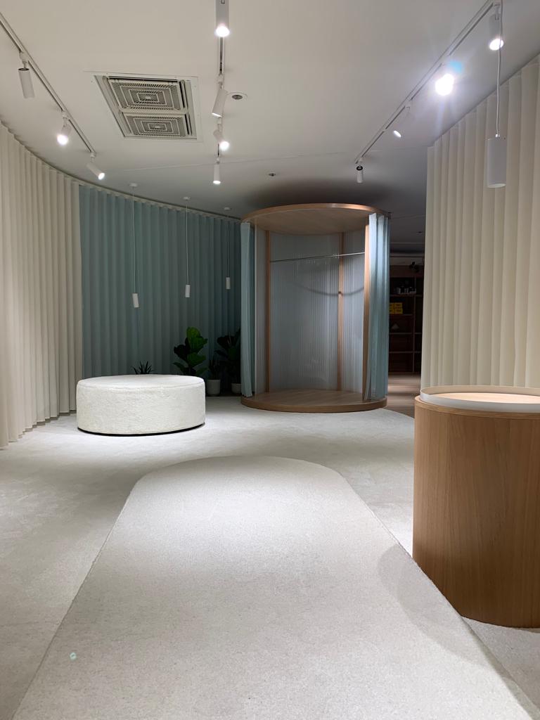 Showroom Böden. Wände, Decken mit Stoff bespannt. In verschieden Themenbereiche unterteilt. Altes Bürogebäude entkernt, Böden aus Gummi, Teppich, Echtholz