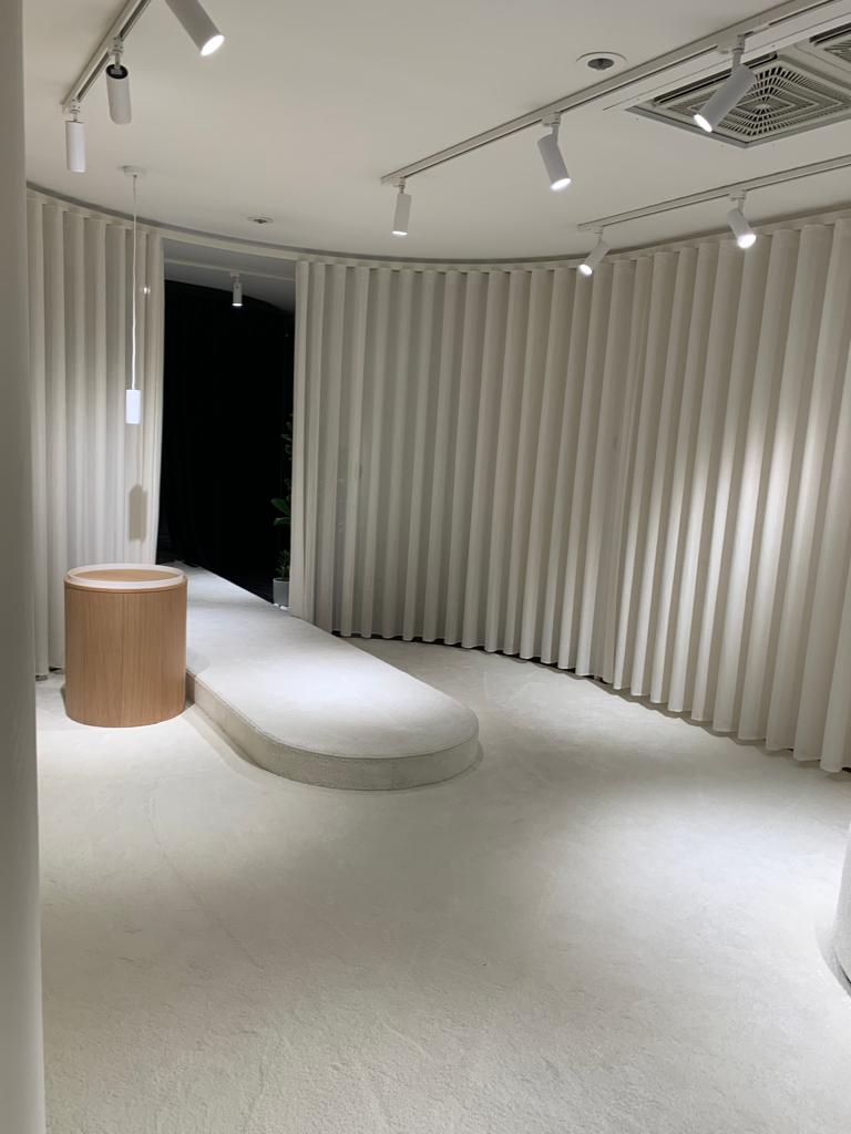 Showroom Böden. Wände, Decken mit Stoff bespannt. In verschieden Themenbereiche unterteilt. Altes Bürogebäude entkernt, Böden aus Gummi, Teppich, Echtholz