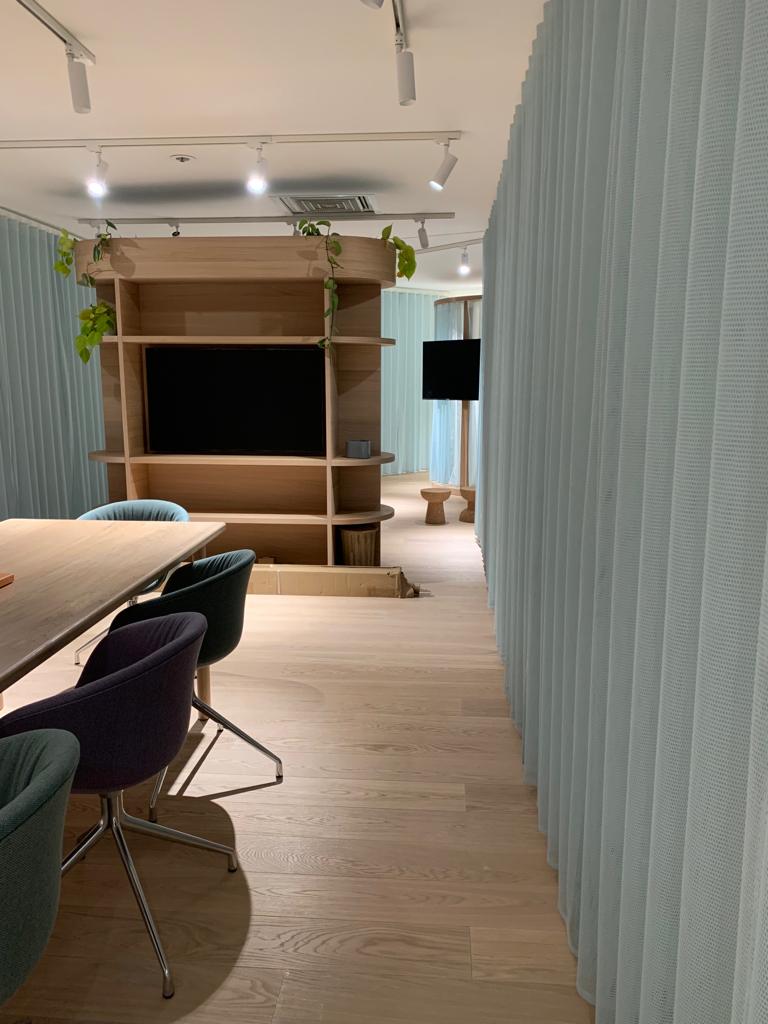 Showroom Böden. Wände, Decken mit Stoff bespannt. In verschieden Themenbereiche unterteilt. Altes Bürogebäude entkernt, Böden aus Gummi, Teppich, Echtholz