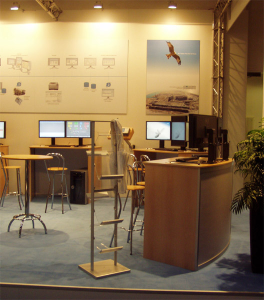 Messestand mit Traversen, Theke, Bestuhlung, Prospektstnder, Strahler