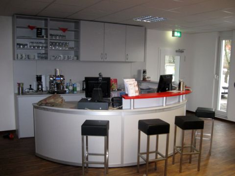 Objekteinrichtung Fitnessstudio mit Empfangstheken, Glasschiebetren, Spinden, Schrnken, Spiegelwand