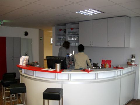 Objekteinrichtung Fitnessstudio mit Empfangstheken, Glasschiebetren, Spinden, Schrnken, Spiegelwand