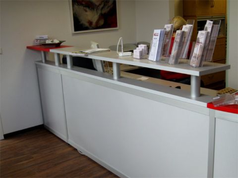 Objekteinrichtung Fitnessstudio mit Empfangstheken, Glasschiebetren, Spinden, Schrnken, Spiegelwand