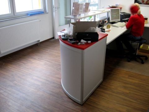 Objekteinrichtung Fitnessstudio mit Empfangstheken, Glasschiebetren, Spinden, Schrnken, Spiegelwand