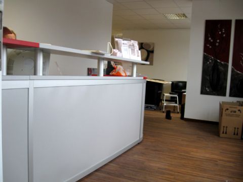 Objekteinrichtung Fitnessstudio mit Empfangstheken, Glasschiebetren, Spinden, Schrnken, Spiegelwand