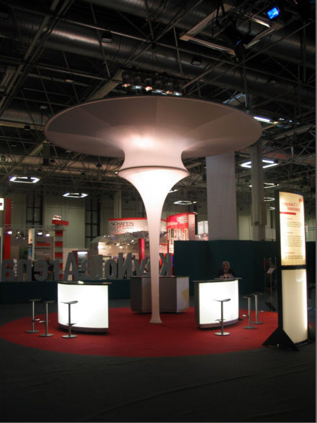 Leuchttheke mit Leuchtpilz und mit bestrahlten Dreiecksflaggen