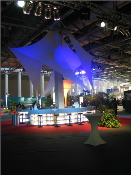 Leuchttheke mit Leuchtpilz und mit bestrahlten Dreiecksflaggen