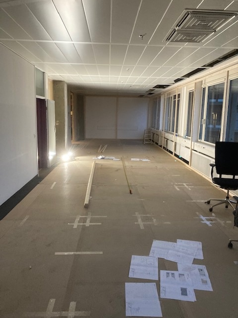 Showroom Böden. Wände, Decken mit Stoff bespannt. In verschieden Themenbereiche unterteilt. Altes Bürogebäude entkernt, Böden aus Gummi, Teppich, Echtholz