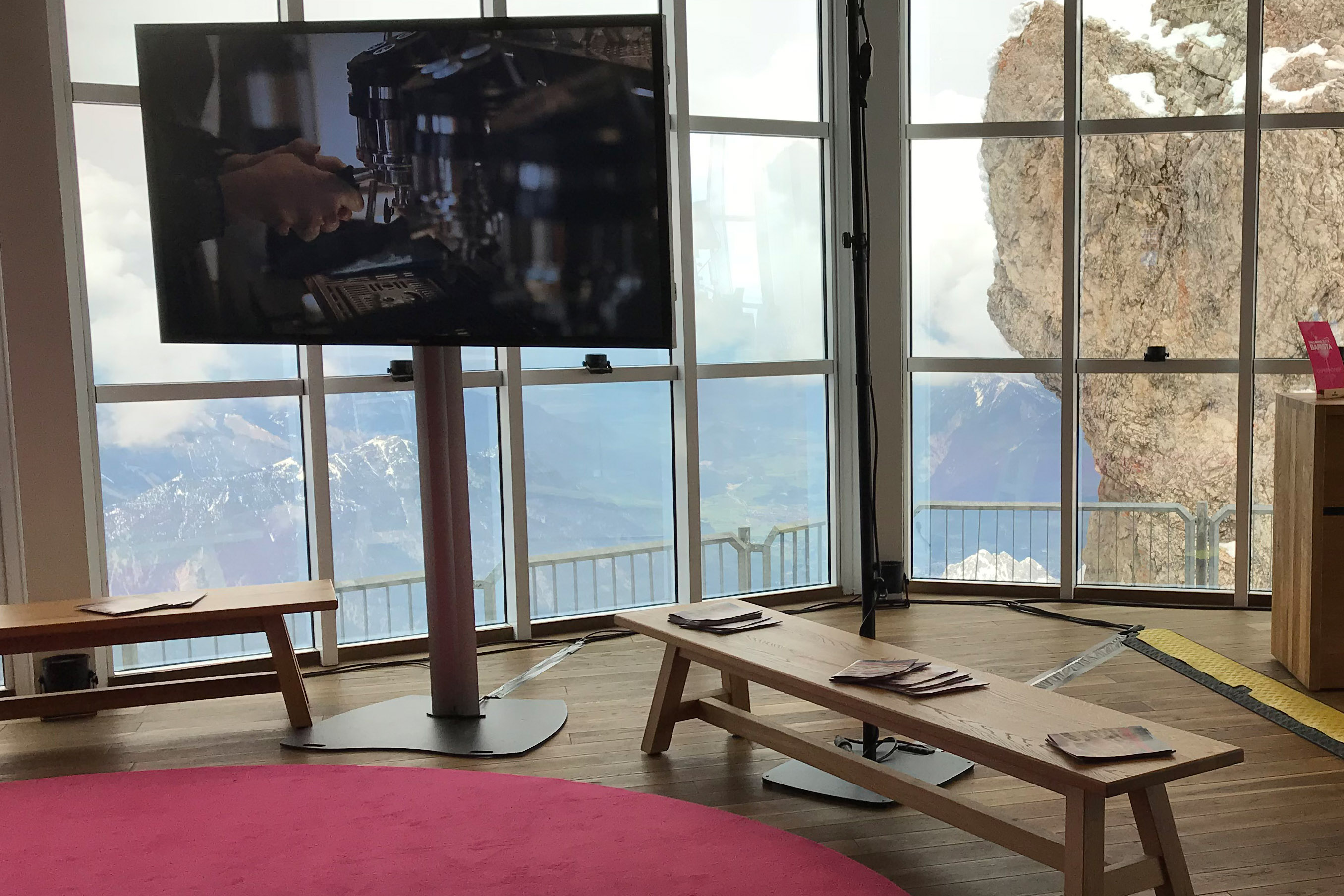 Objekteinrichtung Zugspitze Alpen Barista Verlegte Teppiche, Hocker, Serviceaufsteller und mehr