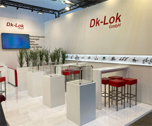 Messestand mit Leuchtblende Barhocker, Leuchttheke, Loungehocker und Bank Serie Sinsheim Eckvitrine Offenburg, Beleuchtung